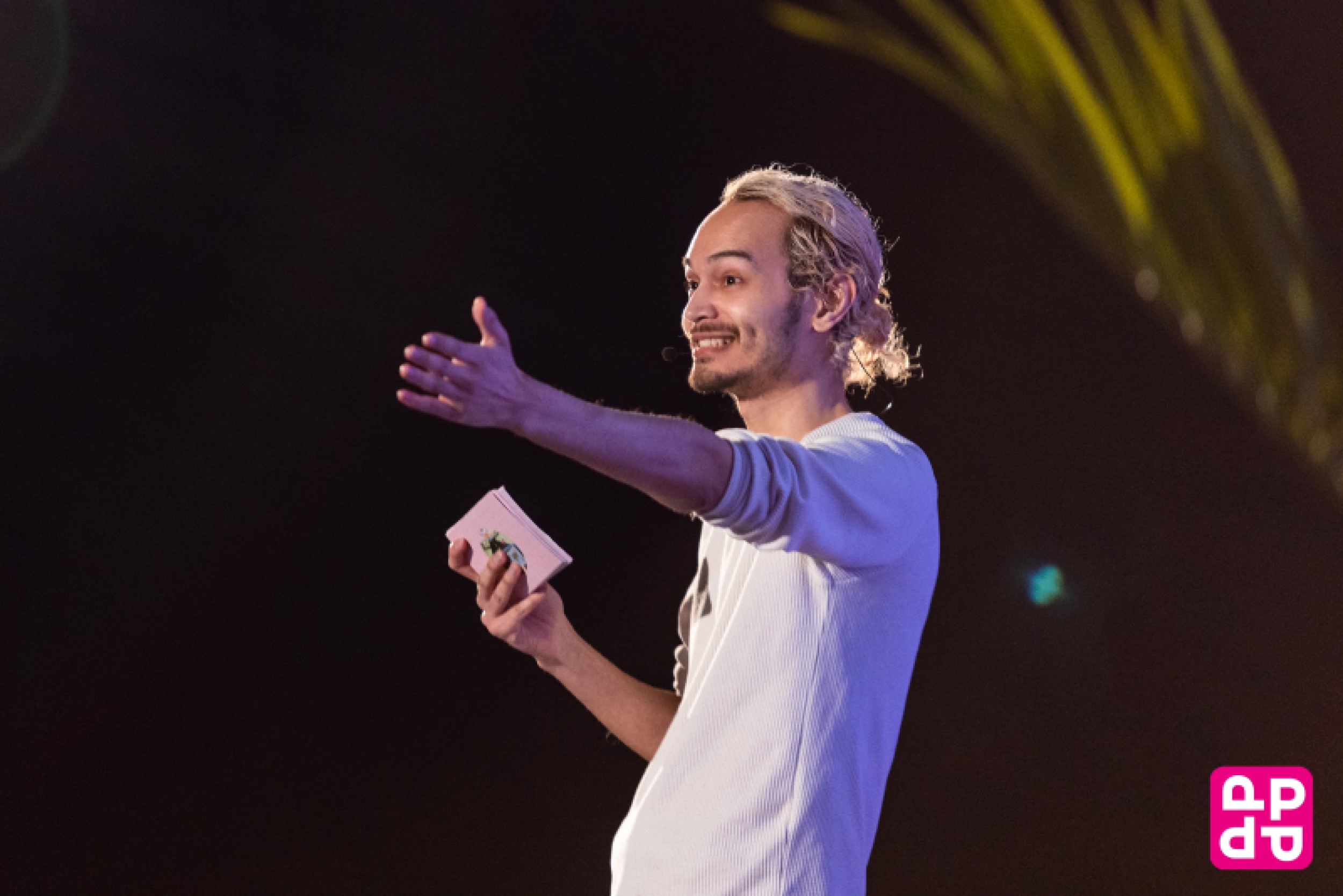 Maxim als dagvoorzitter op het podium van de MARUG Conference 23